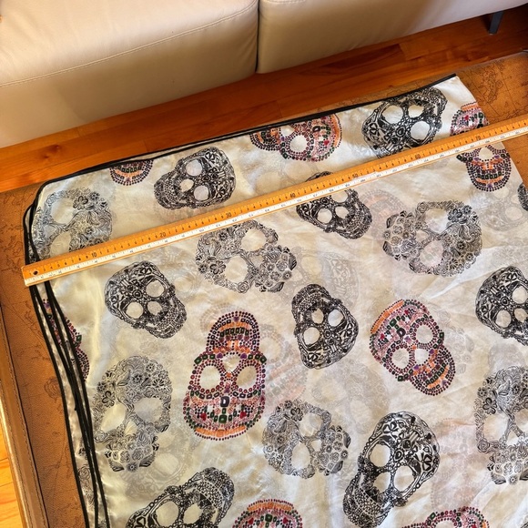 Skull Pattern Scarf - Black piping and light blue background - Picture 6 of 7